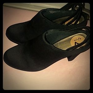 Ladies Black pump